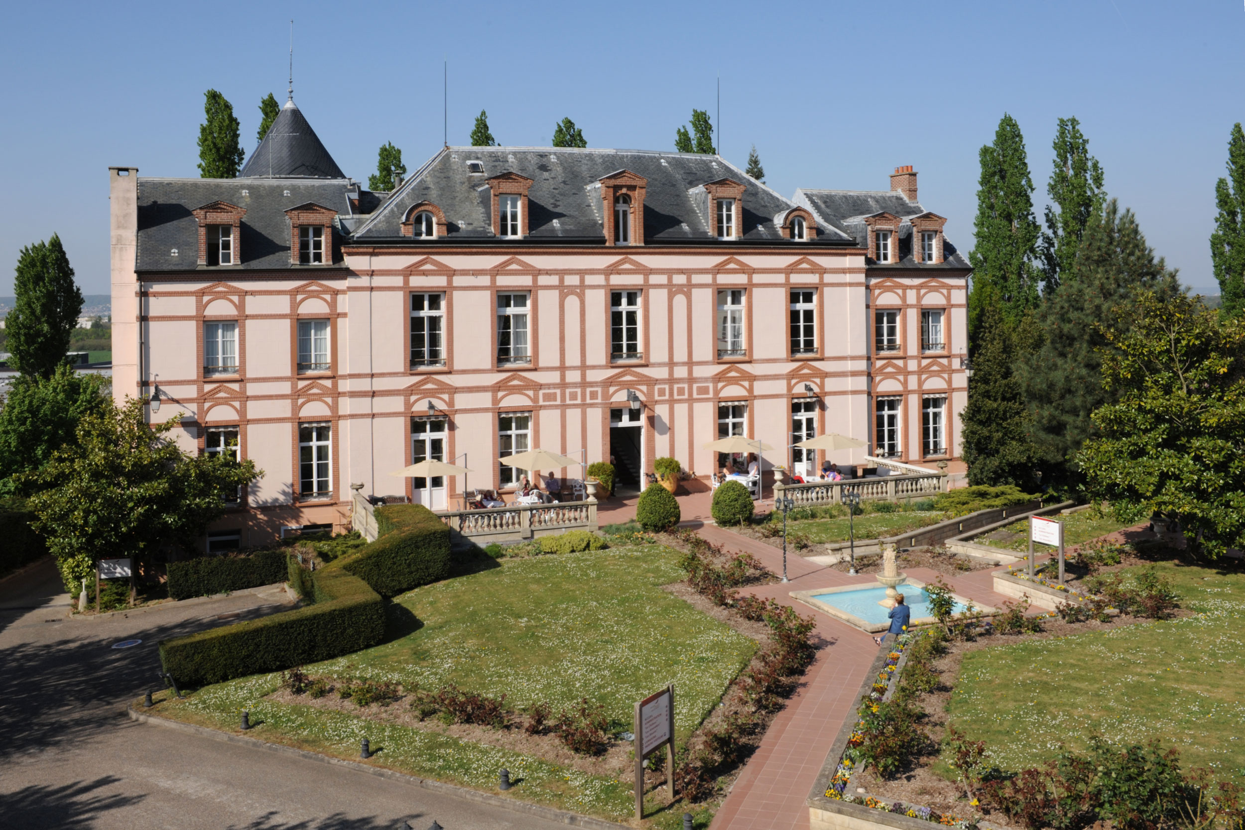 Maisons de Famille Château de Chambourcy : un havre de paix et de soin pour les aînés